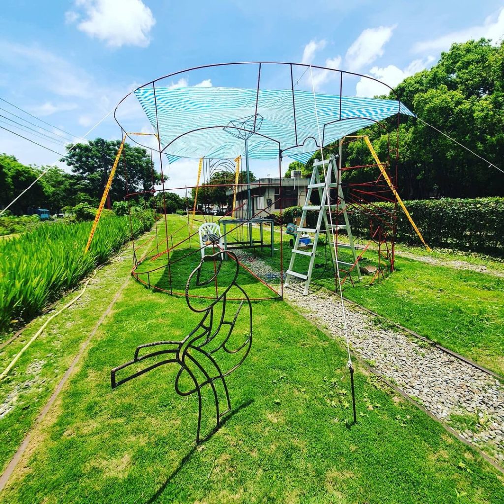 藝術家創作的圓柱體雕塑作品《全景》。（圖/臺南市文化局提供）